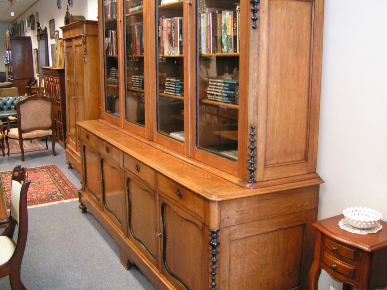 Verkocht artikelnr. 00776g Unieke Antieke Grote bibliotheek,buffetkast, winkelkast en massief Slavonisch Eiken Biedermeier Boekenkast uit het jaar 1840 
Antieke Grote bibliotheek,buffetkast, winkelkast en massief Slavonisch Eiken Biedermeier Boekenkast uit het jaar 1840.
Ideaal als grote winkelkast, winkelinterieur kast
Komt oorspronkelijk uit een kerk uit Utrecht.
Afmeting breedte 250 cm,hoogte 290 cm.
onderste gedeelte is 60 cm diep, bovenste gedeelte ongeveer 40 cm diep. Bovenste gedeelte kan van de onderkant af.
Afmeting breedte 253 cm,
Massief Slavonisch eiken, Biedermeier! TOPSTUK - totale hoogte is exact: 2.87m
de voetmaat oftewel de maat van de pootjes is 12 - en een halve cm.
Keywords: Antieke Grote bibliotheek,buffetkast, winkelkast en massief Slavonisch Eiken Biedermeier Boekenkast uit het jaar 1840