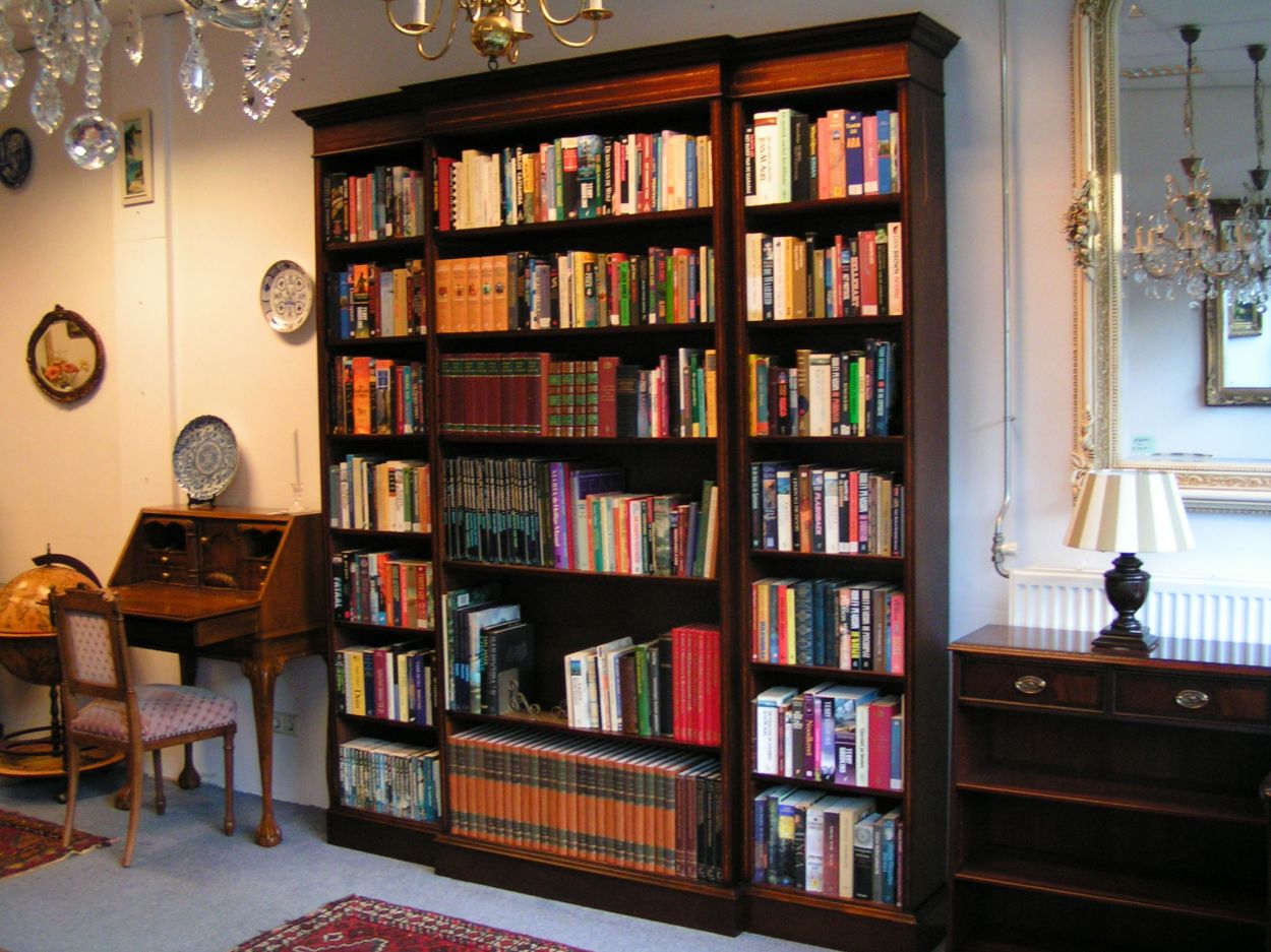 Verkocht artikelnr. 1510 Grote Engelse Boekenkast Notenhout
Notenhouten gefineerde breakfront boekenkast met geprofileerde kap, de zijden ingelegd met satijnhouten bies en rustend op rechte voet, h: 240 x b: 210 x d: 26 cm (midden-breakfront 32cm diepte)

In Topconditie!
Keywords: Grote Engelse Boekenkast Notenhout