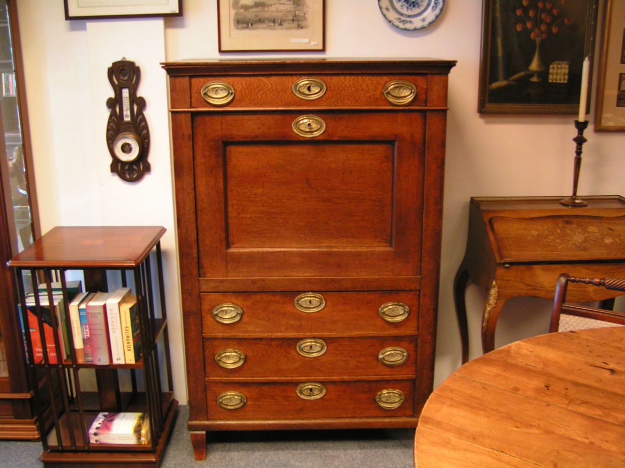 Verkocht artikelnr. 0160077 Antiek Empire Secretaire/bureau Slavonisch Eiken
Met origineel beslag, sleutels en sloten.

3 laden onderin, 1 bovenaan.

In topconditie.

B: 96cm x D: 45cm x H: 1.47m

Topstuk Antiek!
Keywords: Antiek Empire Secretaire/bureau Slavonisch Eiken
