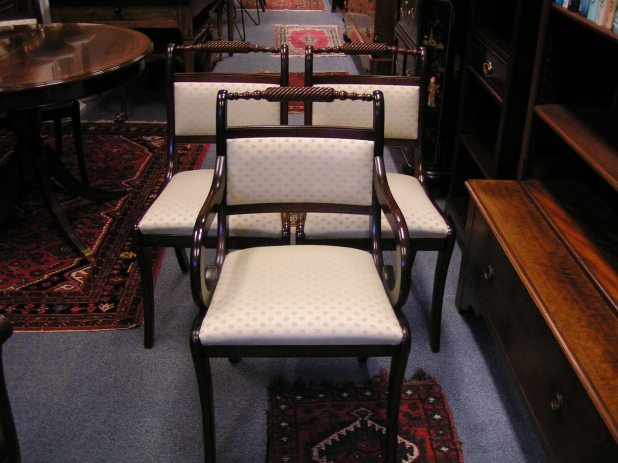 Verkocht 001600101 Heldense stoelen.
met 4 of 5 nieuwe Heldense stoelen, 1 met armleuning.

1.10m doorsnede, tussenblad 45cm, intarsia ingelegd.
