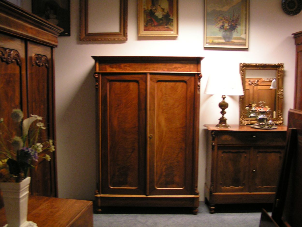 Verkocht artikelnr. 01600233 Meidenkast Biedermeier 2-deurs linnenkast
2-deurs linnenkast in nieuwstaat.

afmetingen: B: 1.23m x D: 40cm x H: 1.77m
Keywords: Meidenkast Biedermeier 2-deurs linnenkast