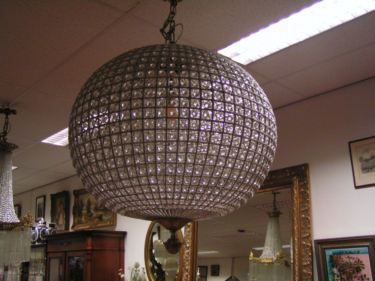 Verkocht artikelnr. 0160086 Bolkroonluchter Kristal
Uniek exemplaar.

Met messing ornament.

met 1 lamp, kunnen meerdere lampen in geplaatst worden.

diameter/breed 90cm x 80cm hoogte.
Keywords: Bolkroonluchter Kristal
