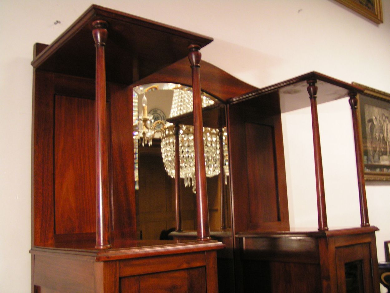 Verkocht artikelnr. 1600444 Antieke Mahonie Vitrinekast Art Deco
B: 92cm x D: 36cm x H: 1.78m

Facet geslepen glazen, spiegel en deuren in uitmuntende staat.

Zeer verfijnd handwerk.

Uniek exemplaar.
Keywords: Antieke Mahonie Vitrinekast Art Deco