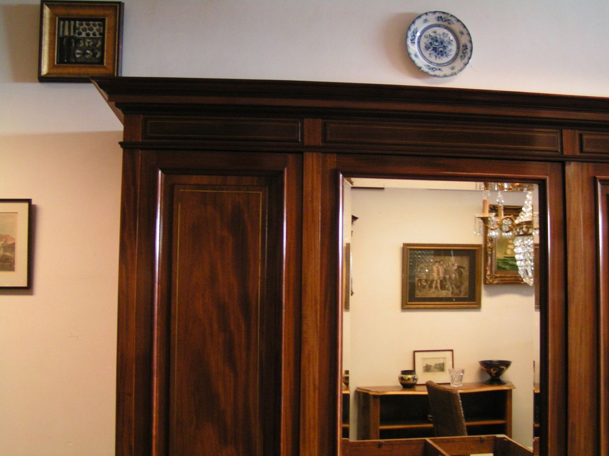 Verkocht 1600446 3-Deurs Koninklijke Kledingkast H.F. Jansen en Zoon 1874: 
De koninklijke Meubelfabriek en Magazijnen H.F. Jansen en Zonen was een meubelfabriek en woninginrichting in Amsterdam van 1840 tot 1948.
In 1871 Hofleverancier van het Koninklijk Huis.
De firma voorziet vanaf 1886 de werk- en slaapkamer van Koning Willem III en later Prinses Wilhelmina in Paleis Soestdijk van een nieuwe wandbekleding en meubilering. In 1881 wordt voor Prinses Emma de meubilering van het Paleis Het Loo verzorgd.

B: 1.97m x D: 63cm x H: 2.13m

Midden Deur Facet geslepen groten Spiegel.

Binnenkant geheel van Massief Slavonisch Eiken.

Planken in hoogte verstelbaar.

Deze antieke Koninklijke kledingkast verkeerd in absolute nieuwstaat.
Keywords: 3-Deurs Koninklijke Kledingkast H.F. Jansen en Zoon 1874