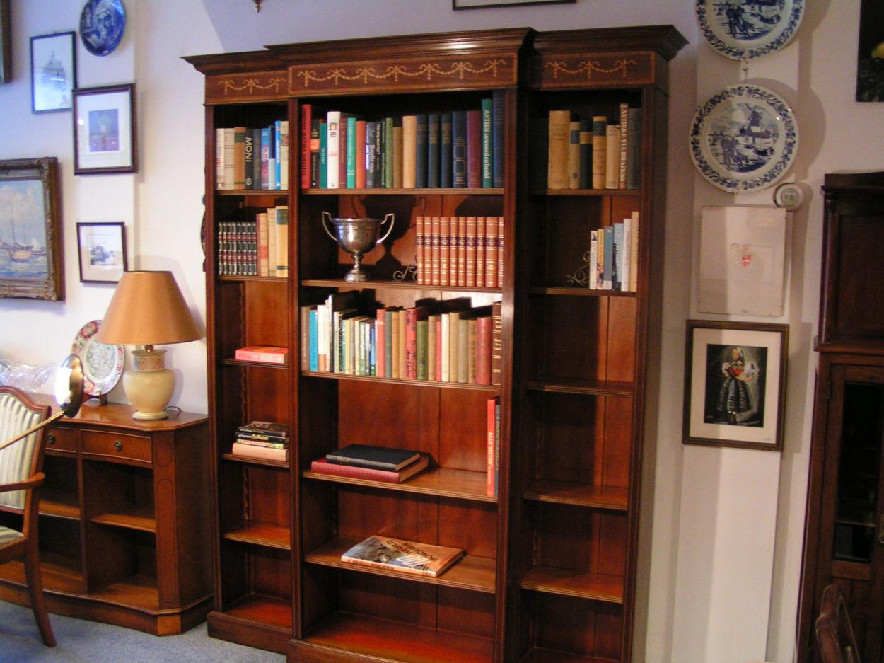 Verkocht artikelnr. 0160048 Engelse Mahonie Regency Stijl Boekenkast
Planken in hoogte verstelbaar met breakfront.

In nieuwstaat. Superkwaliteits Boekenkast.

afmetingen: H: 2.11m x B: 1.69m x D: 30cm

Ingelegd met biesjes, de kap gedecoreerd met marqueterie in de vorm van guirlandes, England, 20e eeuw.
Keywords: Engelse Mahonie Boekenkast