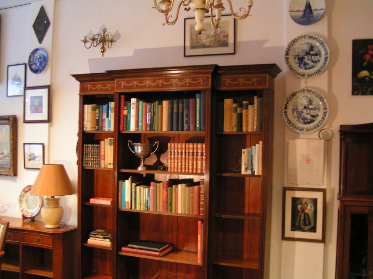 Verkocht artikelnr. 0160048 Engelse Mahonie Boekenkast
Planken in hoogte verstelbaar met breakfront.

In nieuwstaat. Superkwaliteits Boekenkast.

afmetingen: H: 2.11m x B: 1.69m x D: 30cm

Ingelegd met biesjes, de kap gedecoreerd met marqueterie in de vorm van guirlandes, England, 20e eeuw.
Keywords: Engelse Mahonie Boekenkast