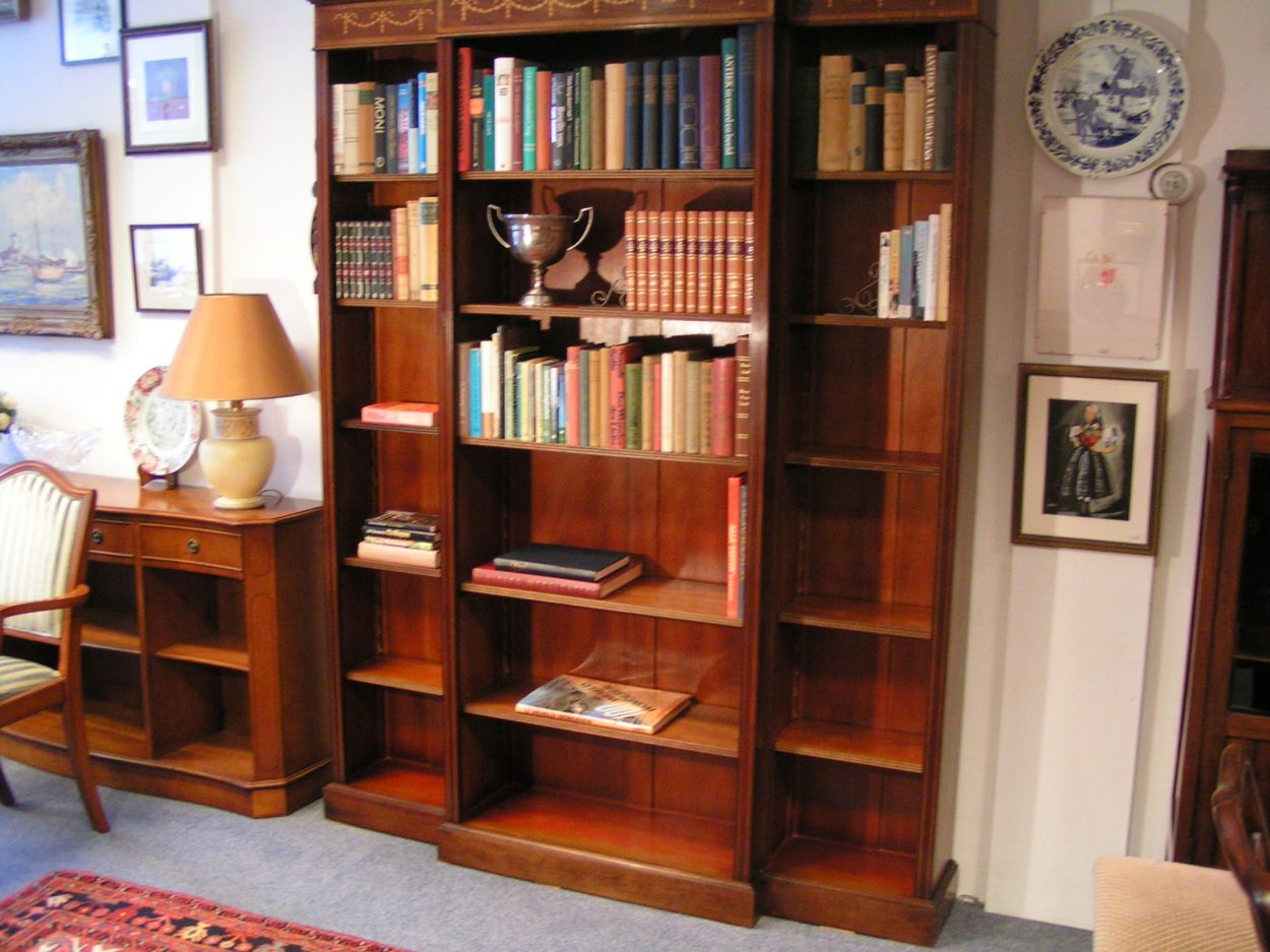 Verkocht artikelnr. 0160048 Engelse Mahonie Boekenkast
Planken in hoogte verstelbaar met breakfront.

In nieuwstaat. Superkwaliteits Boekenkast.

afmetingen: H: 2.11m x B: 1.69m x D: 30cm

Ingelegd met biesjes, de kap gedecoreerd met marqueterie in de vorm van guirlandes, England, 20e eeuw.
Keywords: Engelse Mahonie Boekenkast
