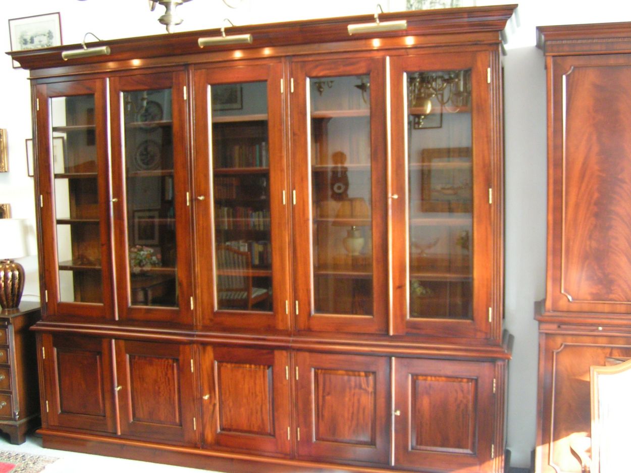 Verkocht artikelnr. 0160050 Engelse Klassieke Grote Mahonie Boekenkast/Bibliotheek.
In nieuwstaat.

Planken in hoogte verstelbaar.

Facet geslepen glazen deuren.

B: 2.80m x D: 43cm x H: 2.30m
Keywords: Engelse Klassieke Grote Mahonie Boekenkast/Biblioteek in nieuwstaat.