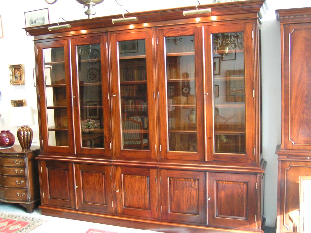  Verkocht artikelnr. 0160050 Engelse Klassieke Grote Mahonie Boekenkast/Bibliotheek prijs op aanvraag.
In nieuwstaat!

Planken in hoogte verstelbaar.

Facet geslepen glazen deuren.

B: 2.80m x D: 43cm x H: 2.30m
Keywords: Engelse Klassieke Grote Mahonie Boekenkast/Biblioteek in nieuwstaat.
