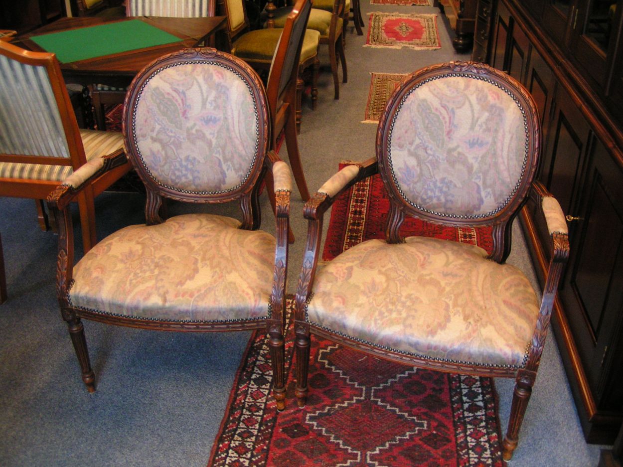 artikelnr. 0160050 Fauteuils: prijs Zie omschrijving 
1e setje : Antiek Dames en Heren Fauteuil 'Utrecht Velours in perfecte staat.

prijs: €149,- euro

2e setje: Dames Fauteuils in zeer goede staat, recent opnieuw gestoffeerd.

prijs: €149,- euro
Keywords: Fauteuils