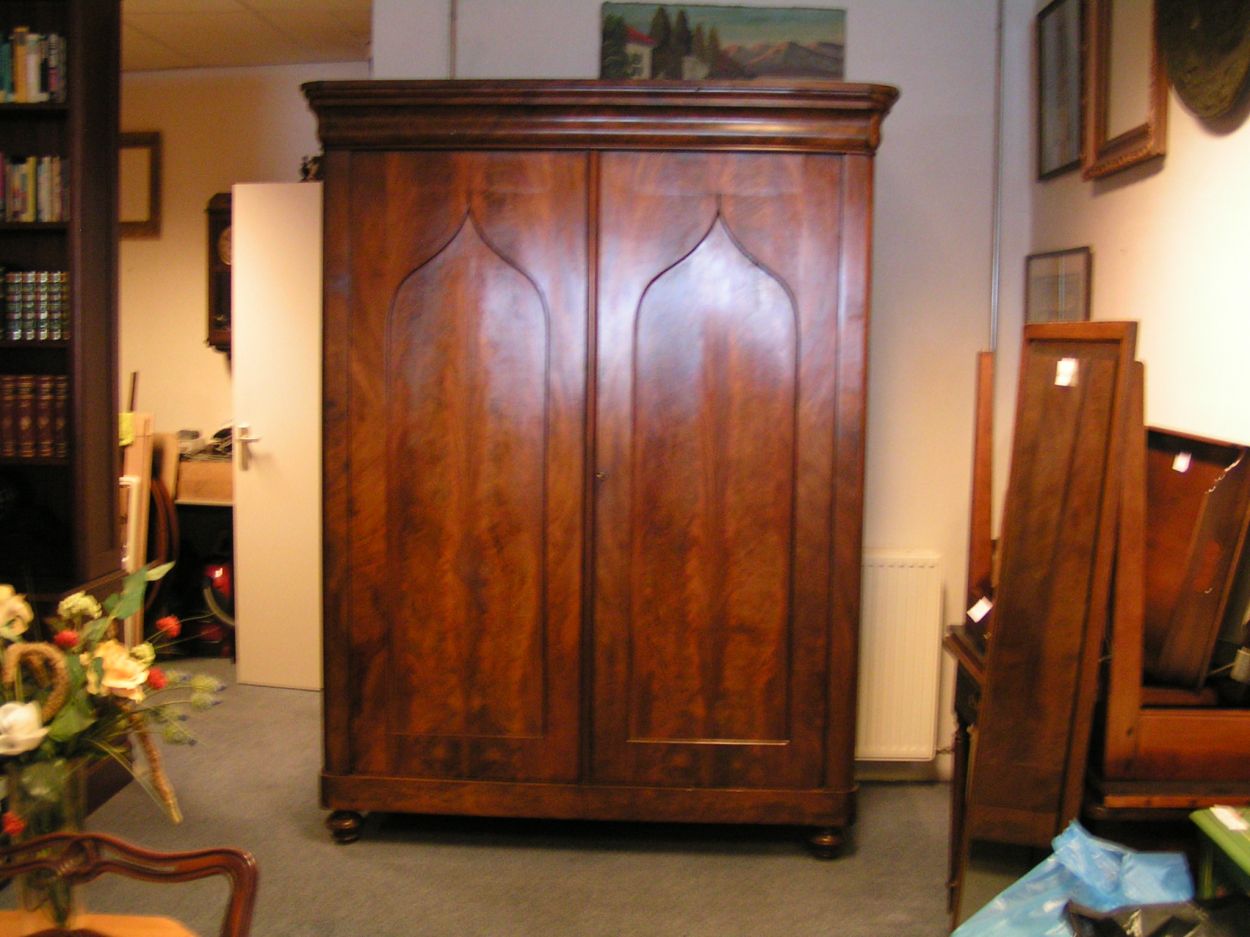 Verkocht artikelnr. 0160053 Antieke Mahonie Empire Poort Kast 1810.
Antieke Mahonie Empire Poort Kast 1810

met 4 lades en planken op hoogte verstelbaar.

Overgang Empire/ Vroeg Biedermeier, jaar 1810

afmetingen: Breedte: 1.70m x Diep: 53cm x Hoogte: 2.22m

In zeer goede staat.
Keywords: Antieke Mahonie Empire Poort Kast 1810