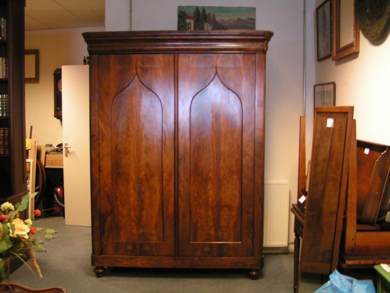 Verkocht artikelnr. 0160053 Antieke Mahonie Empire Poort Kast 1810.
Antieke Mahonie Empire Poort Kast 1810

met 4 lades en planken op hoogte verstelbaar.

Overgang Empire/ Vroeg Biedermeier, jaar 1810

afmetingen: Breedte: 1.70m x Diep: 53cm x Hoogte: 2.22m

In zeer goede staat.
Keywords: Antieke Mahonie Empire Poort Kast 1810