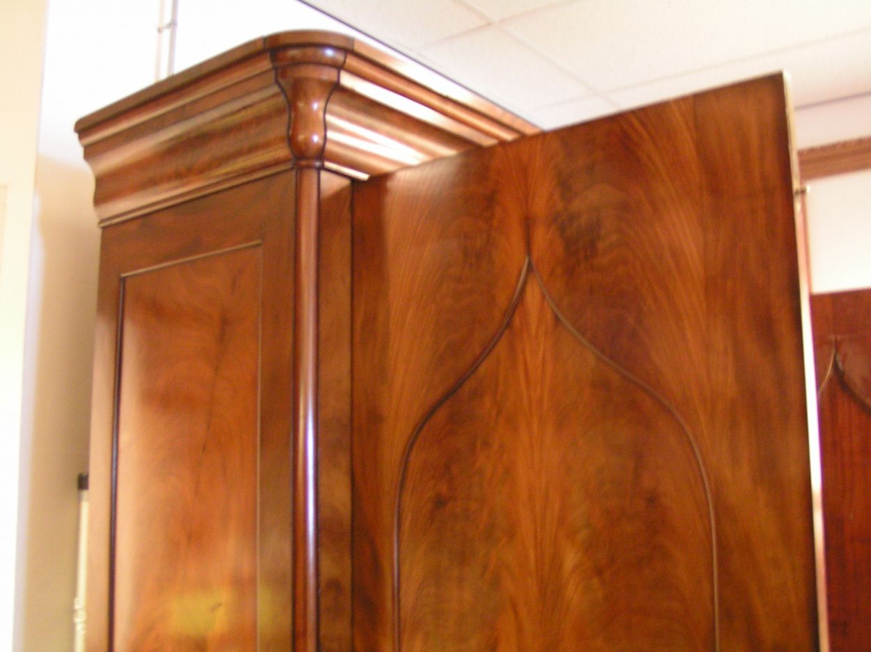 Verkocht artikelnr. 0160053 Antieke Mahonie Empire Poort Kast 1810.
Antieke Mahonie Empire Poort Kast 1810

met 4 lades en planken op hoogte verstelbaar.

Overgang Empire/ Vroeg Biedermeier, jaar 1810

afmetingen: Breedte: 1.70m x Diep: 53cm x Hoogte: 2.22m

In zeer goede staat.
Keywords: Antieke Mahonie Empire Poort Kast 1810