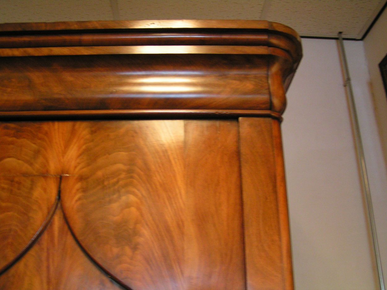 Verkocht artikelnr. 0160053 Antieke Mahonie Empire Poort Kast 1810.
Antieke Mahonie Empire Poort Kast 1810

met 4 lades en planken op hoogte verstelbaar.

Overgang Empire/ Vroeg Biedermeier, jaar 1810

afmetingen: Breedte: 1.70m x Diep: 53cm x Hoogte: 2.22m

In zeer goede staat.
Keywords: Antieke Mahonie Empire Poort Kast 1810