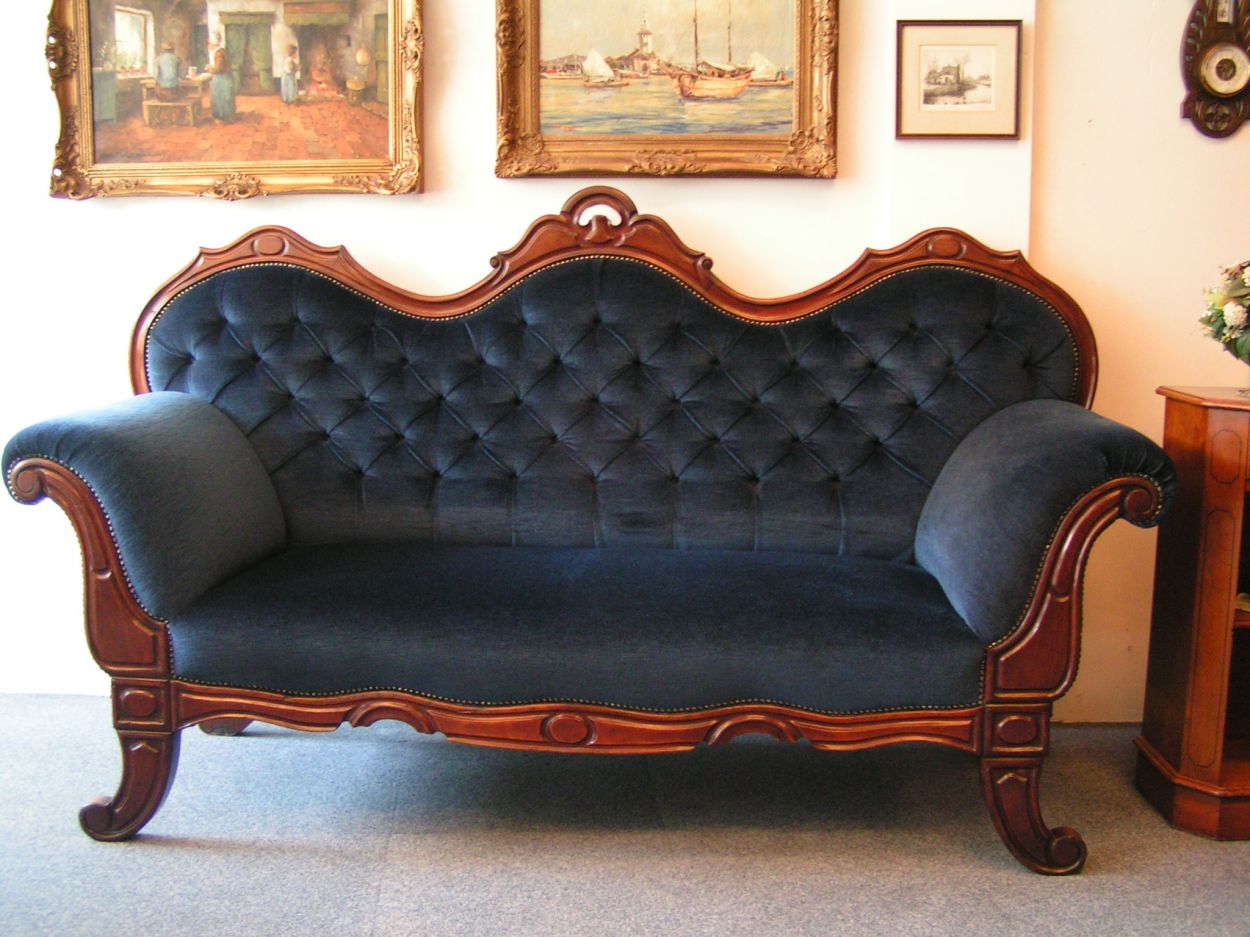 Verkocht Artikelnr. 01600231 Antiek Cuba-Mahonie Biedermeier Bank
hoogwaardig nieuw gestoffeerd met Utrechts Velours, in nieuwstaat.

afmetingen: Breed 2.10m x Diep: 70cm
zitdiepte: 55cm

met 2 bijpassende kussens.

Vroeg Biedermeier/Empire - Museum kwaliteit
Keywords: Antiek Cuba-Mahonie Biedermeier Bank