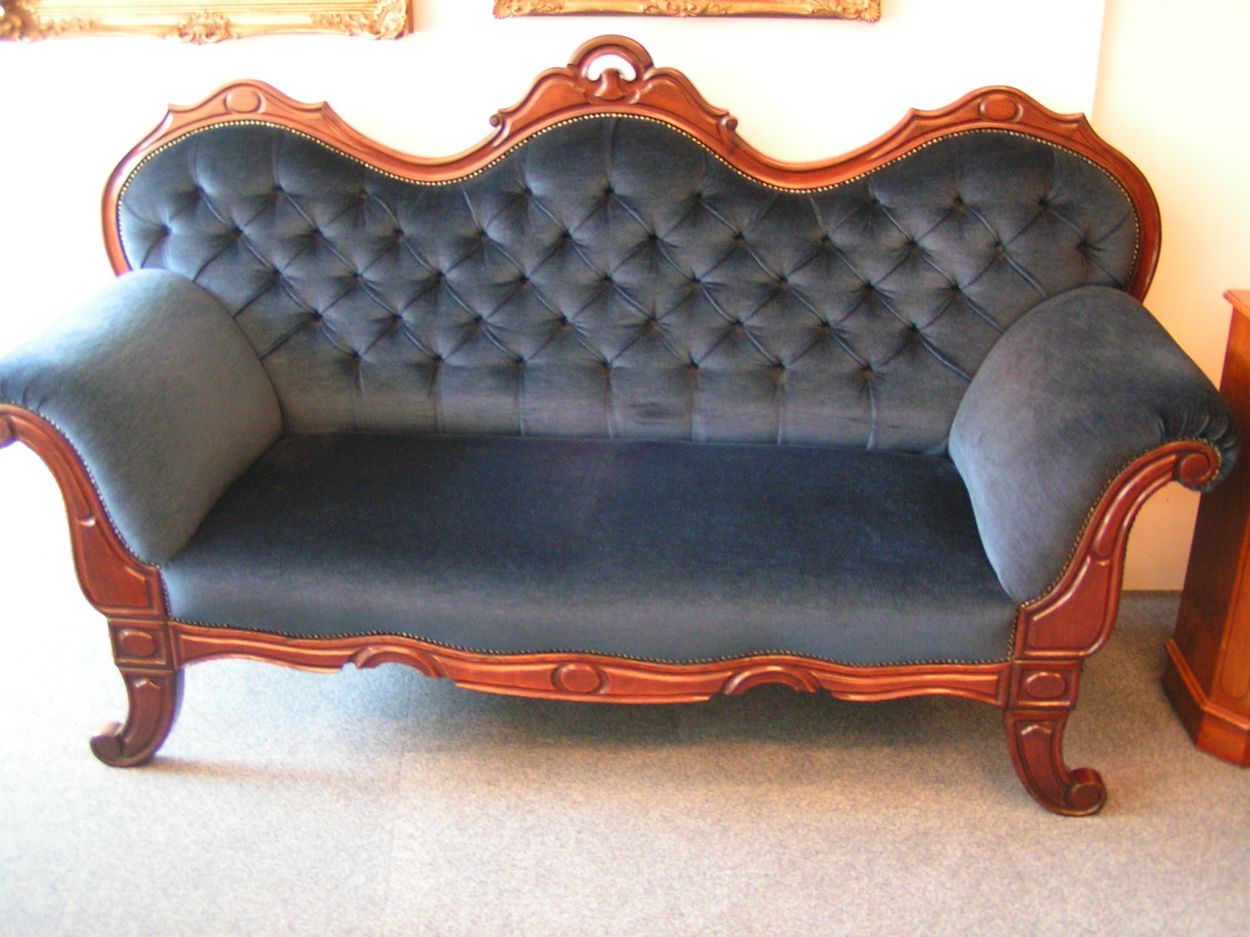Verkocht Artikelnr. 01600231 Antiek Cuba-Mahonie Biedermeier Bank
hoogwaardig nieuw gestoffeerd met Utrechts Velours, in nieuwstaat.

afmetingen: Breed 2.10m x Diep: 70cm
zitdiepte: 55cm

met 2 bijpassende kussens.

Vroeg Biedermeier/Empire - Museum kwaliteit
Keywords: Antiek Cuba-Mahonie Biedermeier Bank