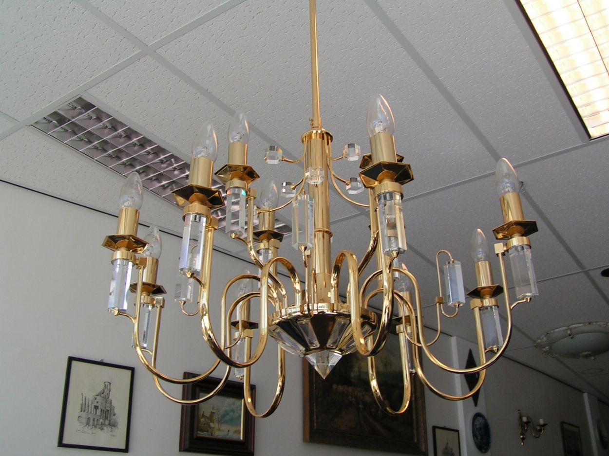 artikelnr. 1600236 Kroonluchter Goud Verguld  prijs €695- euro
24 karaats goud verguld.

70 breed x hoog: 48cm

Nieuwstaat.

Beeldschone Chandelier in hoogte verstelbaar.
Keywords: Kroonluchter Goud Verguld