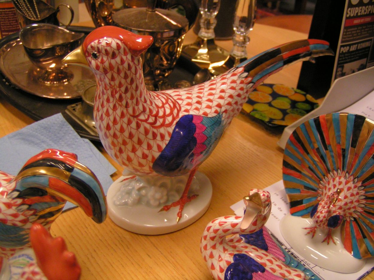 Verkocht. 1600244 Unieke Vogel Collectie Herend Porselein,
Shirley Temple Estate: Vintage Felgekleurde Herend porselein haan vogel kip 14cm hoog  - 2 stuks: links  no 4 en rechts no 97 kijkende kip.

Herend Swan Figurine in Visnet Blauw, Lange Hals Zwaan, Uitstekende Vintage Conditie 

Herend Porselein - pauw, grote maat 2e helft 20e eeuw, Hongarije.
600 euro

Schitterende puntgave sculptuur van een pauw in volle tooi, gemaakt bij Herend Hongarije in porselein met de hand beschilderde decoratie in goud-groen-blauw-zwart-roze.
Volledig gemerkt.

Keywords: Unieke Vogel Collectie Herend Porselein