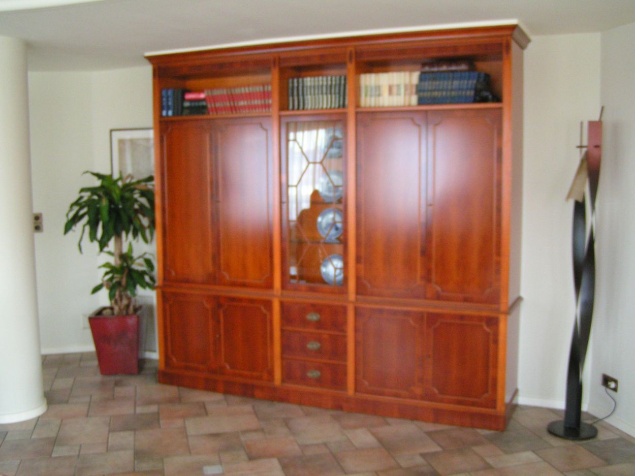 Verkocht 1600244 Heldense Exclusive Taxus Bar/Audio Wandmeubel: prijs op Aanvraag
Bar / Audio wandmeubel met links en rechts ronde vitrines.

Daartussen een barkast, en een vitrinekast met halogeen verlichting.

In nieuwstaat.
Keywords: Heldense Exclusive Taxus Bar/Audio Wandmeubel