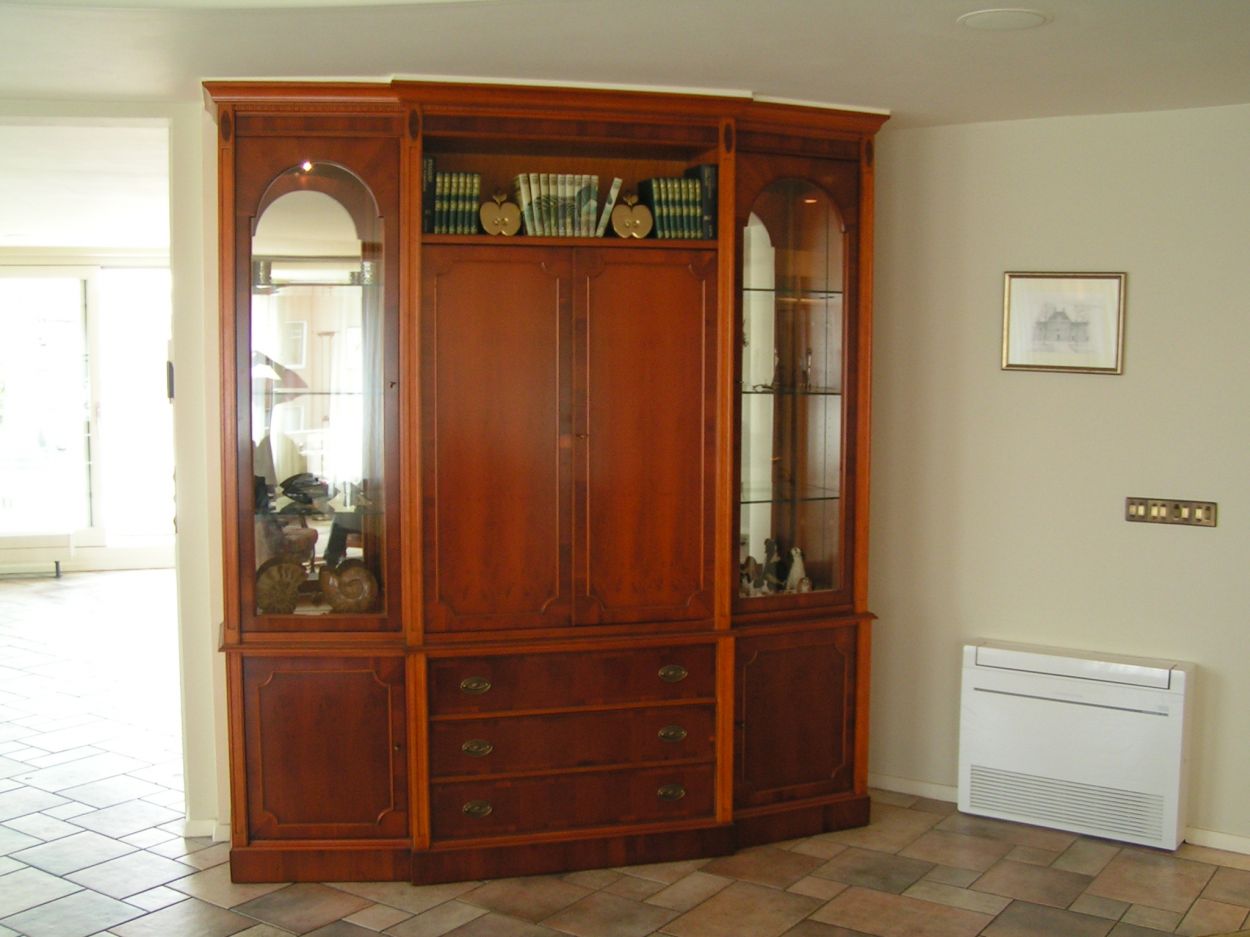 Verkocht 1600245 Heldense Exclusive Taxus Bar/Audio Wandmeubel, altijd zeer mooie Heldense meubels in de collectie.
Bar / Audio wandmeubel met links en rechts ronde vitrines.

Daartussen een barkast, en een vitrinekast met halogeen verlichting.

In nieuwstaat.

B: 2.15m x H: 2.40m x D: 55cm
Keywords: Heldense Exclusive Taxus Bar/Audio Wandmeubel
