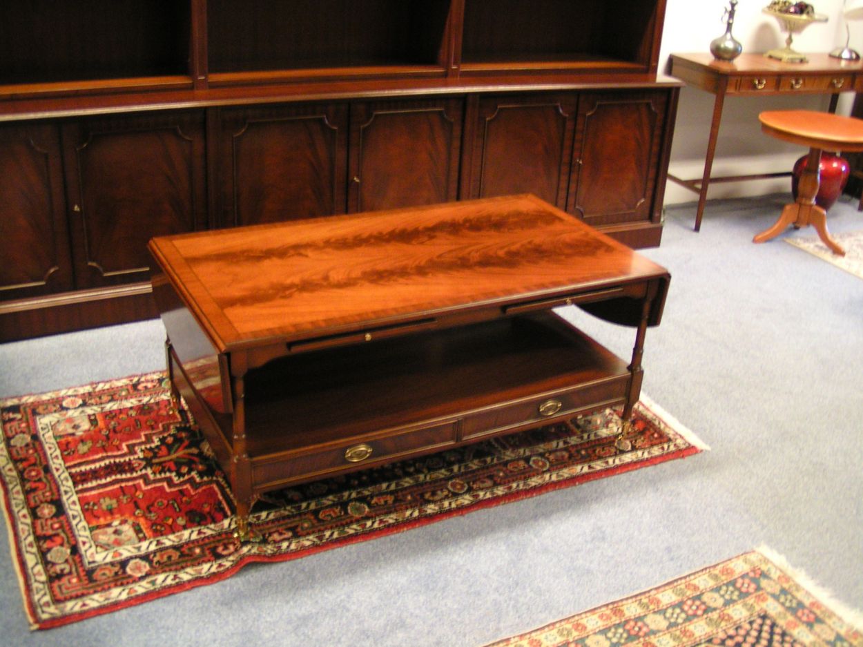 Verkocht artikelnr. 1600246 Heldense Exclusive Mahonie Salontafel
Salontafel op messing wielen met 2 klapbladen, 2 doorschuifladen en 2 uitschuifplateaus. Met intarsia ingelegd.

47 (+ 2 x 9) x 26 x 21 inch

118 (+ 2 x 23) x 66 x 52 cm

Nieuwprijs : 2272 euro
Keywords: Heldense Exclusive Mahonie Salontafel