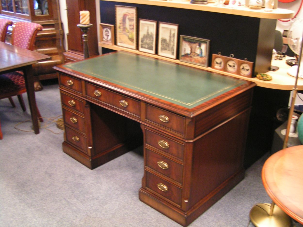 Verkocht artikelnr. 1600247 : Heldense Exclusive Mahonie Bureau
met groen leer ingelegd en goudbedrukt rand.

In nieuwstaat.

B: 1.30m x D: 70cm x H: 76cm

evt. te koop met bijpassende Chesterfield lederen bureaustoel.

Nieuwprijs in 2010: 3200 euro

In Topstaat!
Keywords: Heldense Exclusive Mahonie Bureau