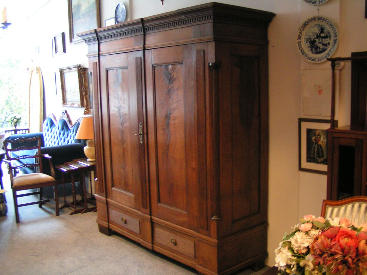 artikelnr. 01600254 Antieke Pastoorskast Empire Hollands Renaissance: prijs €1995,- euro, diverse mooie antieke kasten museum-kwaliteit in de collectie.
17e eeuw Empire Pastoorkast 1804-1820

Massief Slavonisch Eikenhout

Topstuk, museum kwalitieit.

Hoogte: 206cm  x Breedte: 192cm x Diep: 60cm

Kast is in originele staat, niets aan gerestaureerd, helemaal nog in originele topconditie.
Keywords: Antieke Pastoorskast Empire Hollands Renaissance