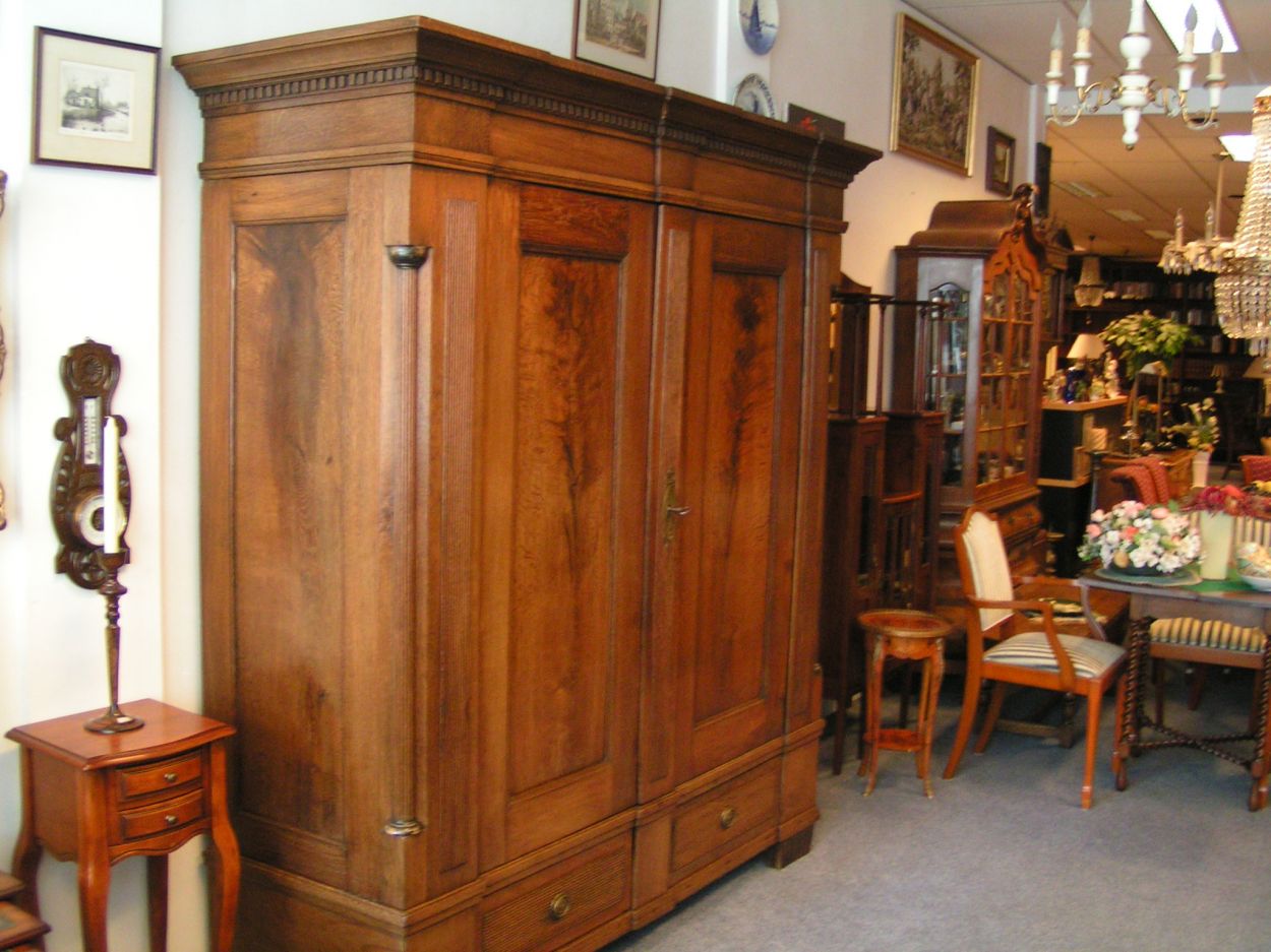 artikelnr. 01600254 Antieke Pastoorskast Empire Hollands Renaissance: prijs €1995,- euro, diverse mooie antieke kasten museum-kwaliteit in de collectie.
17e eeuw Empire Pastoorkast 1804-1820

Massief Slavonisch Eikenhout

Topstuk, museum kwalitieit.

Hoogte: 206cm  x Breedte: 192cm x Diep: 60cm

Kast is nog in originele staat, niets aan gerestaureerd, helemaal nog in originele topconditie.
Keywords: Antieke Pastoorskast Empire Hollands Renaissance