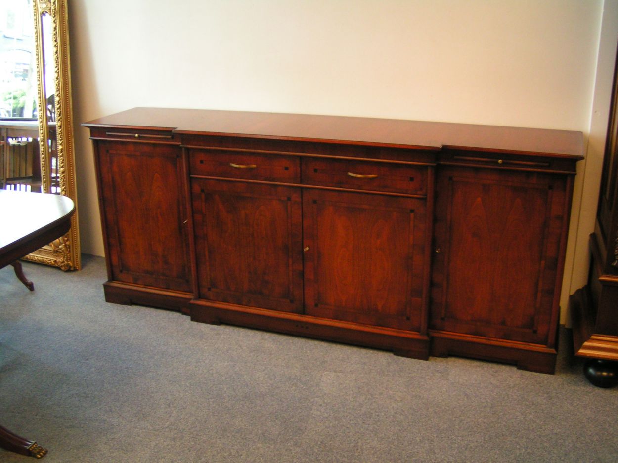 Verkocht artikelnr. 1601005i Heldense Exclusive Savannah, altijd diverse dressoirs op voorraad.
Kersenhouten \'Art Deco\' stijl Dressoir uit de Heldense Savannah collectie.

4-deurs deurs dressoir met sprong , 2 laden, 2 uitschuifplateaus en 1 legplank per vak. Met intarsia ingelegd blad.
Laten op metalen geleiders.

214 x 49 x 90cm.
84 x 19 x 36 inch.

In nieuwstaat gisteren uit de fabriek.
Keywords: Heldense Exclusive Savannah Dressoir