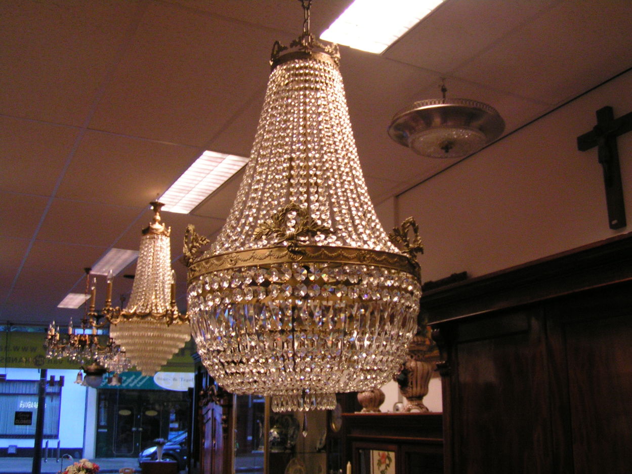 Verkocht: artikelnr. 00361 Zakkroonluchters Kristal Empire Model
zeldzaam exemplaar, met 6 lampen, Empire - model.

zonder ketting ruim 80cm lang, ruim 50cm breed/doorsnede

2 identieke exemplaren op voorraad. 


Keywords: Zakkroonluchter Kristal Empire Model