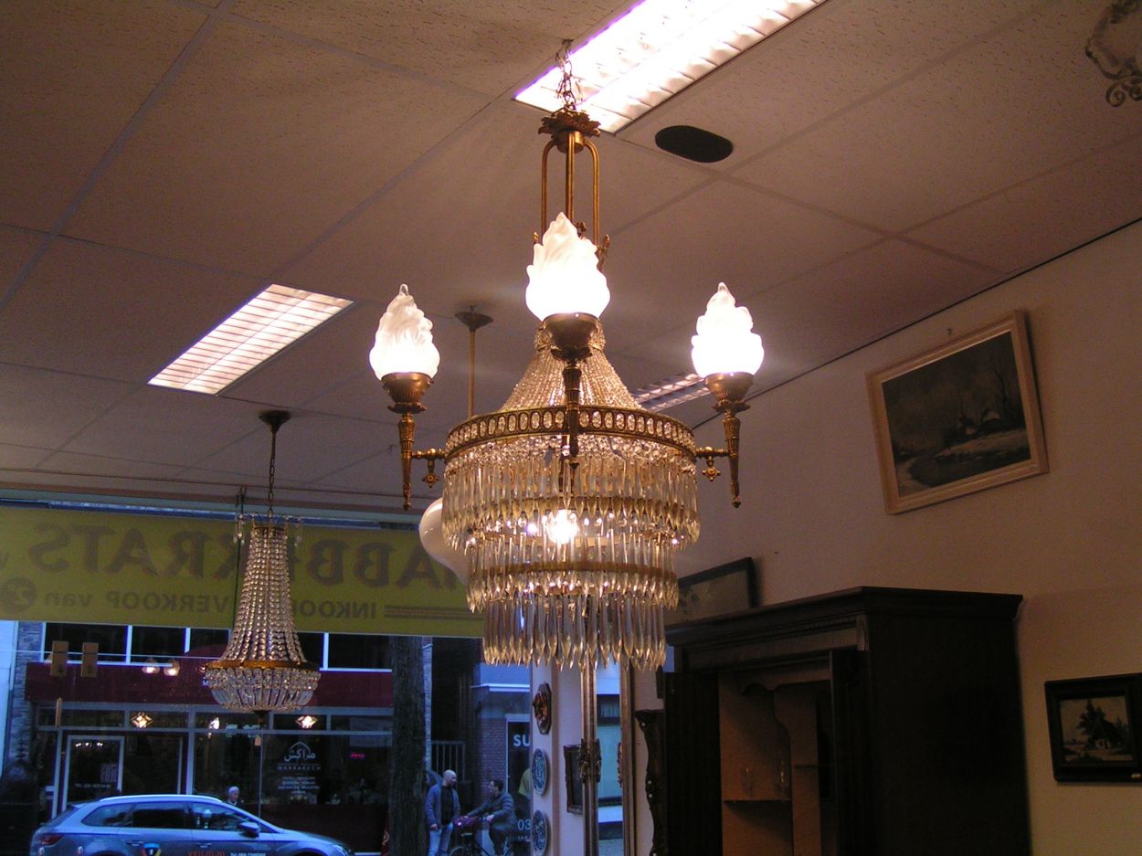 Verkocht artikelnr. 00869 Kristallen Kroonluchter uit 1910 met 4 fakkels
Kristallen Kroonluchter met messing en 4 fakkels, met centrale lamp in het midden.
Topstuk, antieke kroonluchter uit 1910 zonder ketting 1 meter B 60cm
Keywords: Kristallen Kroonluchter uit 1910 met 4 fakkels