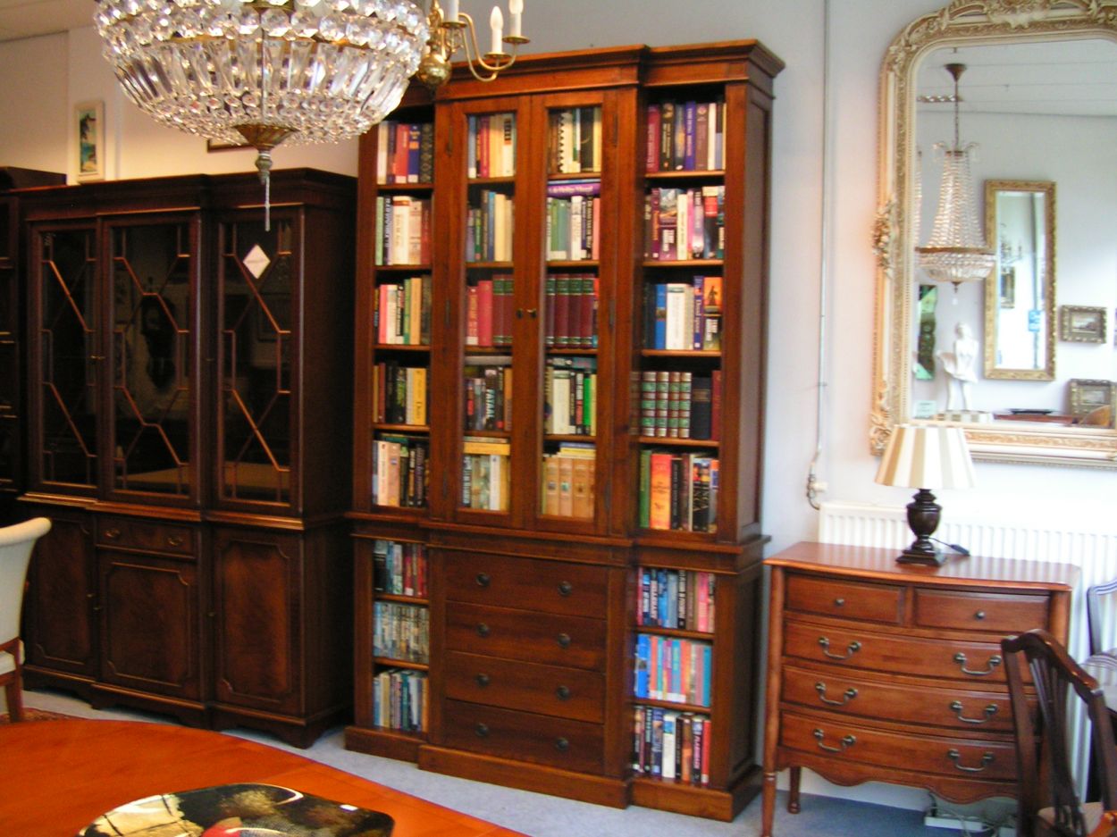 Verkocht artikelnr. 001127e Engels Massief Notenhout Boekenkast - Design Schmieden
Planken op capelatten in hoogte verstelbaar. In nieuwstaat.

Met Breakfront, met beglaasde deuren en 4 laden, Engelse boekenkast.

topstuk!

H: 250 x B: 156 x D: 40cm

Design Schmieden
Keywords: Engels Massief Notenhout Boekenkast - Design Schmieden