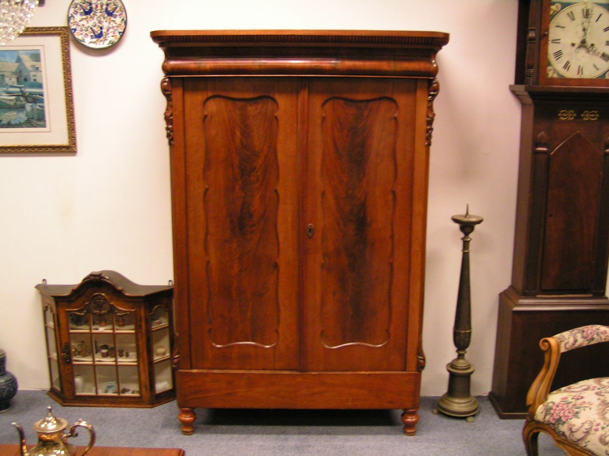 Verkocht artikelnr. 00731 Meidenkast Biedermeier Mahonie 1840
B: 1.10m x d: 40cm x h: 1.70m

in zeer goede staat
Keywords: Meidenkast Biedermeier Mahonie 1840