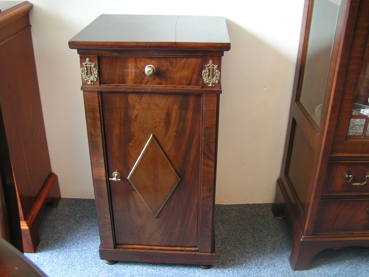 Verkocht artikelnr. 00701 Nachtkastje Mahonie Empire
met bovenlade, in zeer goede staat.

41 x 37 x77 hoog, met messing ornamenten, met 1 plank binnenin
Keywords: Nachtkastje Mahonie Empire