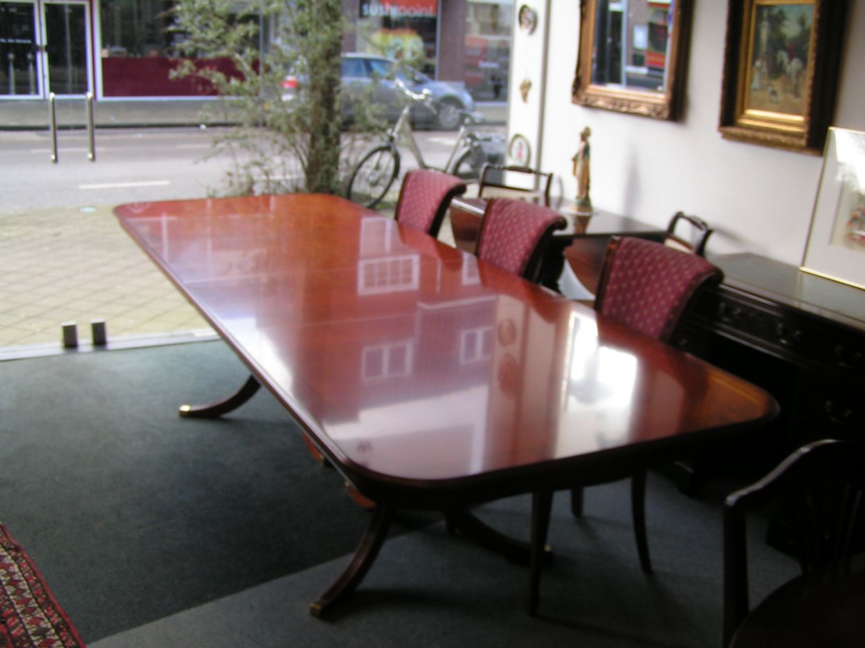 artikelnr. 01600046 nog diversen regency coulisse tafels op voorraad in Mahonie en Taxus, u kunt altijd even contact opnemen voor informatie.
In nieuwstaat.

6 Heldense Sheraton stoelen gestreepte bordeaux - rode bekleding en okerkleurig schelpmotief , Regency stijl, met verende zitting en rug, massief mahoniehouten romp
4 x 70 x 95cm

6 stoelen zijn verkocht.
Keywords: Heldense Taxus Coulisse tafel