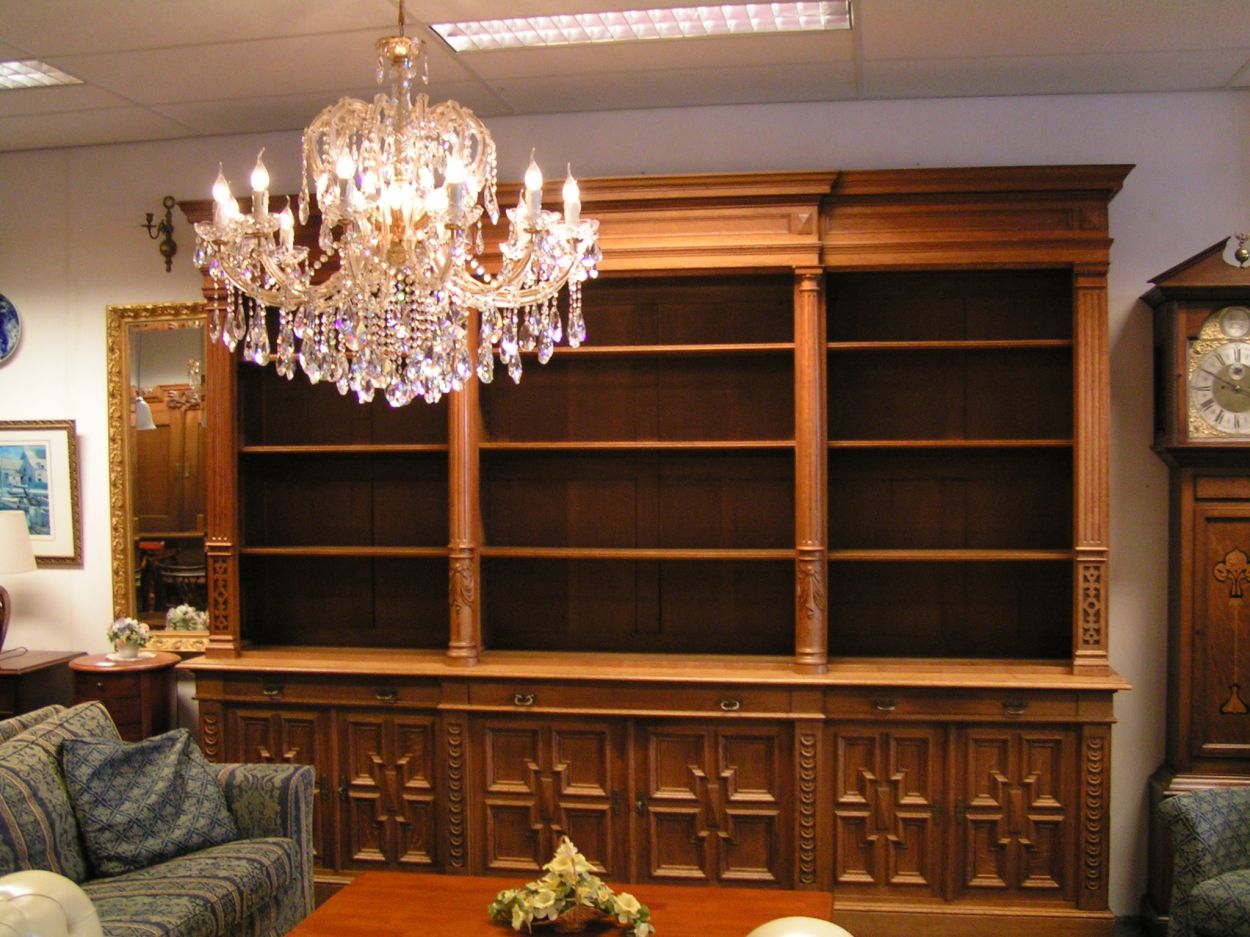 Verkocht artikelnr. 0160032a Hollandse Rennaissance Slavonisch Eiken boekenkast uit 1860, altijd zeer mooie antieke kasten in museum kwaliteit in de collectie.
B: 3.20m x D: 45cm x H: 2.48m

In Hollandse renaissancestijl met gecanneleerde halfzuilen, guirlandes en zes deuren.

Met veel steek en snijwerk en ornamenten.

In Topstaat

Topstuk! 
