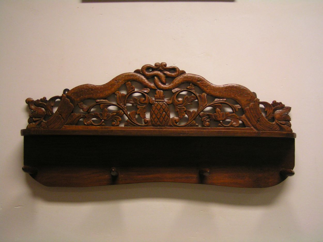 artikelnr. 1600111 Kapstok Klassiek notenhout: prijs 49 euro
met fraai inlegwerk en ornamenten.

71cm x 32cm
Keywords: Kapstok Klassiek notenhout met inlegwerk