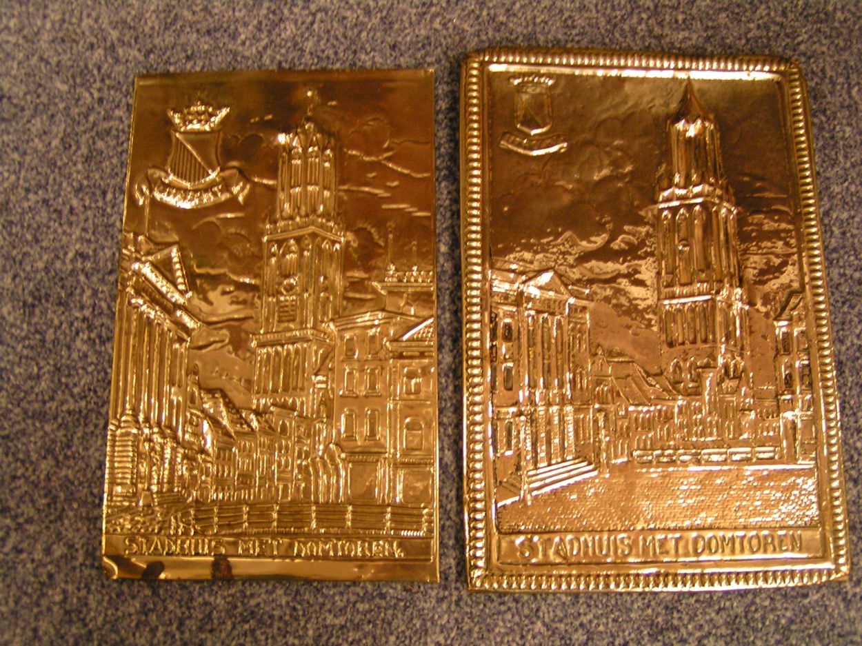 artikelnr. 00915 Koperen Wandborden Stadhuis met Domtoren 1910: prijs 19 euro per stuk
26x17cm
Stadhuis met Domtoren , met wapen van Utrecht, koper.
1910 antiek.

per stuk 19 euro
Keywords: Koperen Wandborden 1910