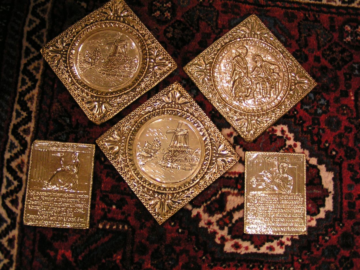 artikelnr. 00916 Koperen Wandborden 1910: prijs 10 euro per stuk
diverse wandborden met spreuken: Vader, Moeder, Hollandse molens, en boeren stel.

20 x 20cm

10 euro per stuk
Keywords: Koperen Wandborden 1910