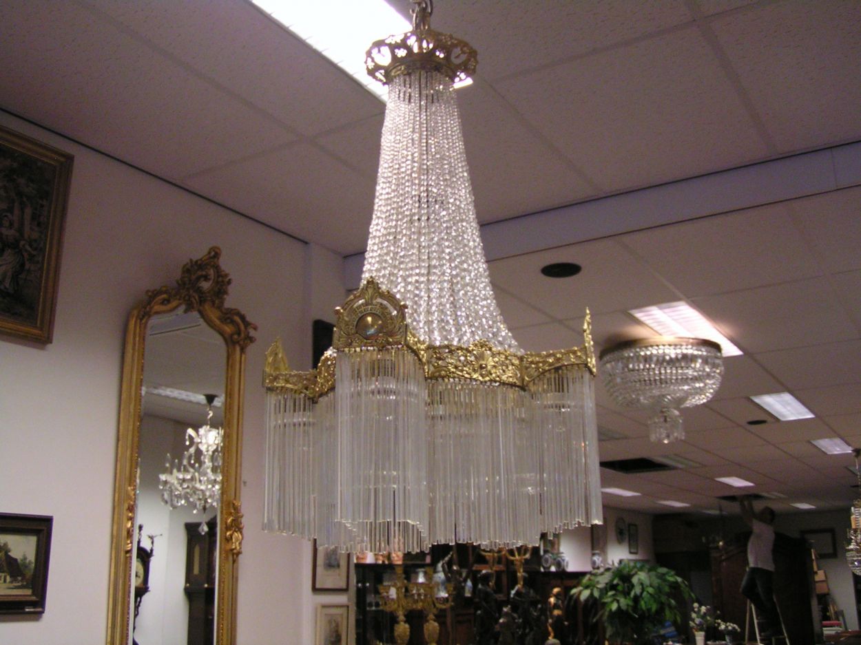 Verkocht artikelnr. 1502a Verguld Bronzen Kroonlamp
Majesteuze Kroonluchter versierd met cartouches en florale motieven, geregen kristallen kralen en glazen staafjes, h. 85cm
Keywords: Verguld Bronzen Kroonlamp