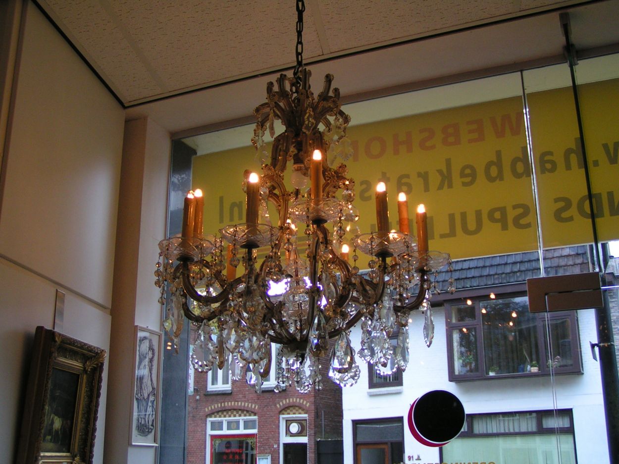 artikelnr. 1504a \'Kristallen \'Maria Theresia\' Kroonluchter 1910: prijs €695,- euro
10-lichts kristallen Kroonluchter in perfecte conditie, zeldzaam exemplaar.
Keywords: Kristallen Maria Theresia Kroonluchter 1910
