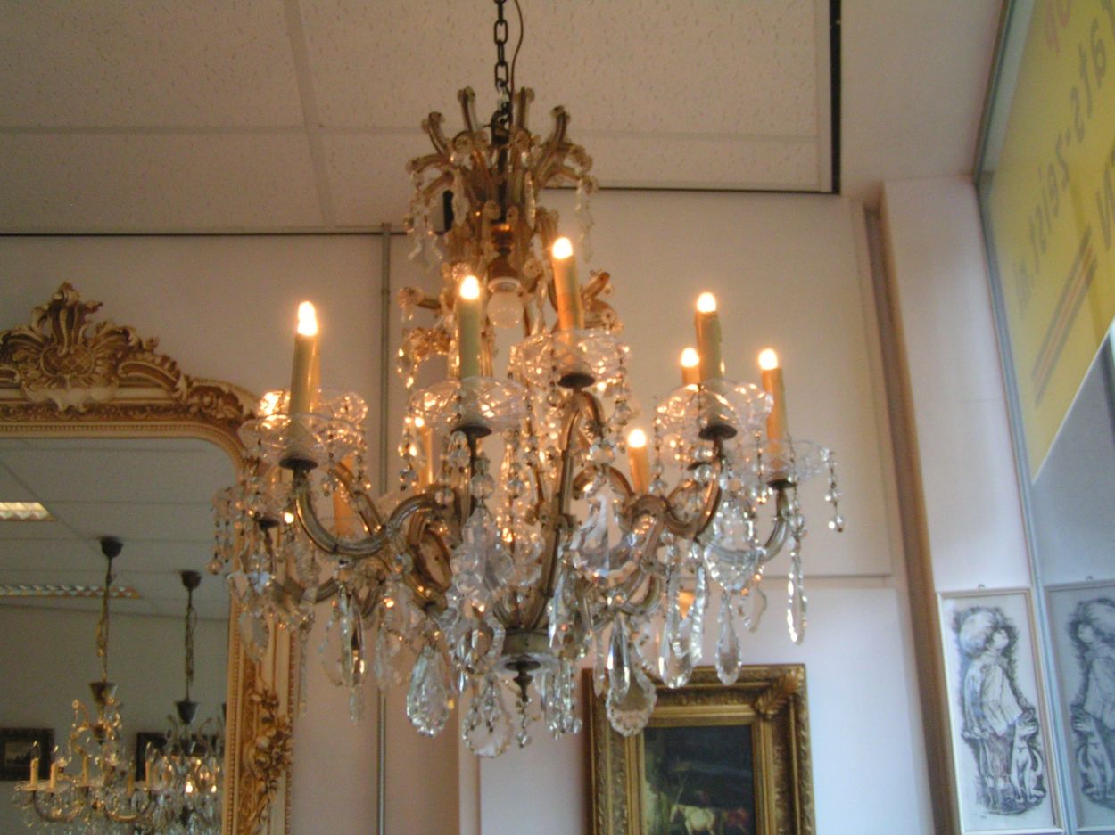 artikelnr. 1504a \'Kristallen \'Maria Theresia\' Kroonluchter 1910: prijs €695,- euro
10-lichts kristallen Kroonluchter in perfecte conditie, zeldzaam exemplaar.
Keywords: Kristallen Maria Theresia Kroonluchter 1910