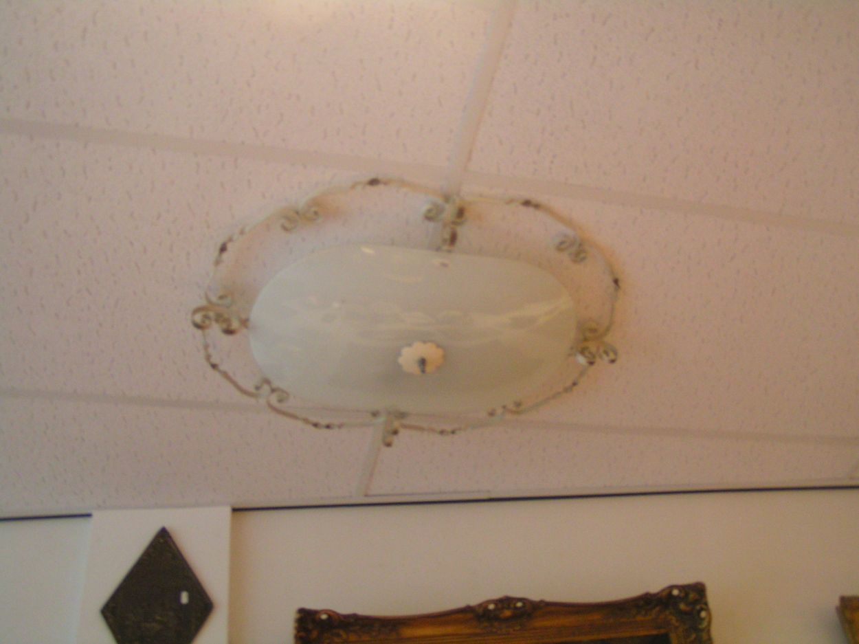 artikelnr. 00761 Plafonaire jaren \'60 met handgesmeed metaal: prijs €125,- euro
3 lampen , L : 80cm x B: 60cm

metaal is handgesmeed
Keywords: Plafonaire jaren 60 handgesmeed