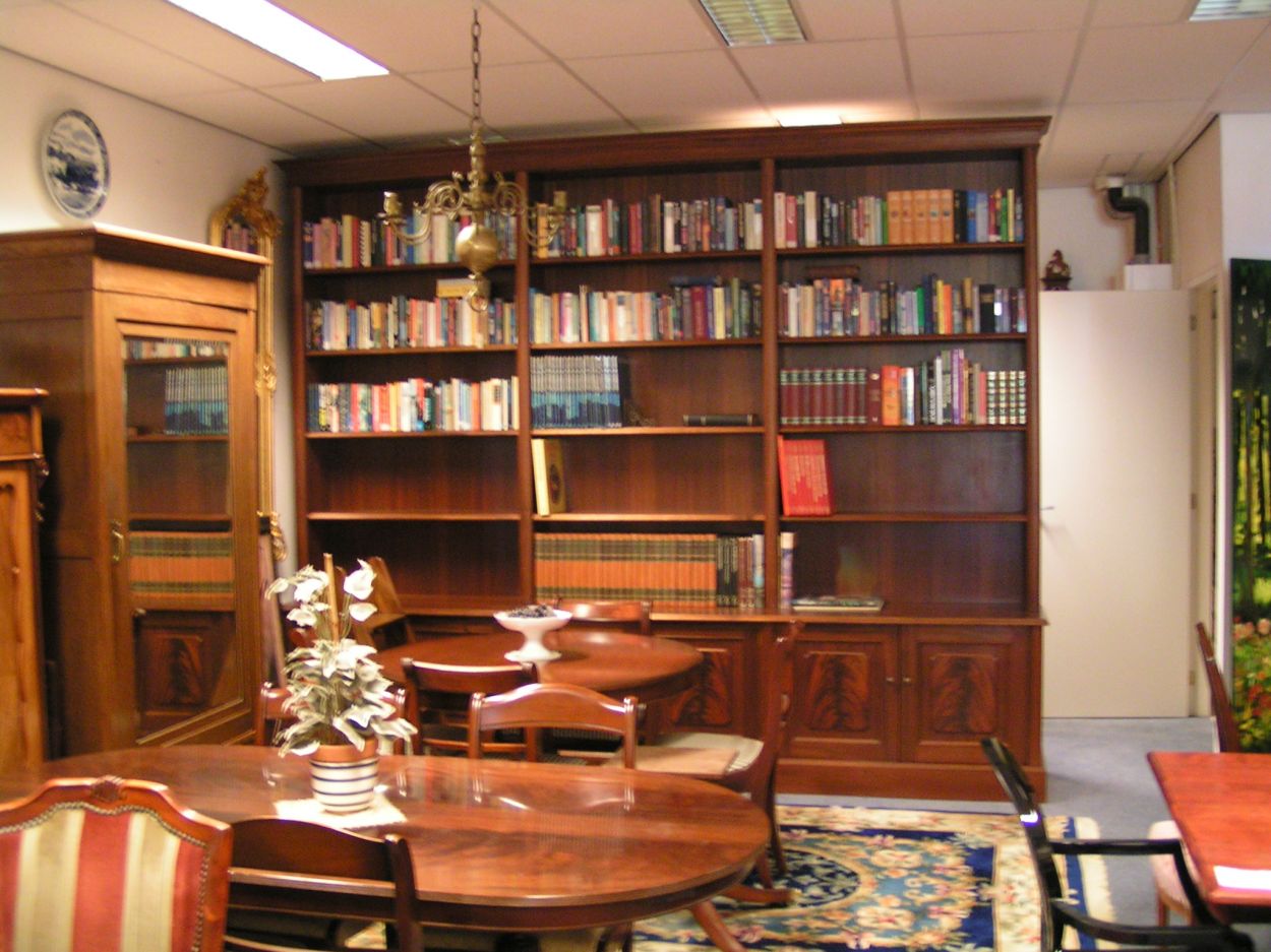 Verkocht. 016000 Grote Massief Mahoniehouten Klassieke Bibliotheek/Boekenkast
H: 2.75m x B: 3.30m x D: 53cm

In nieuwstaat

Topstuk!
Keywords: artikelnr. 016000 Grote Massief Mahoniehouten Klassieke Bibliotheek/Boekenkast: prijs op aanvraag