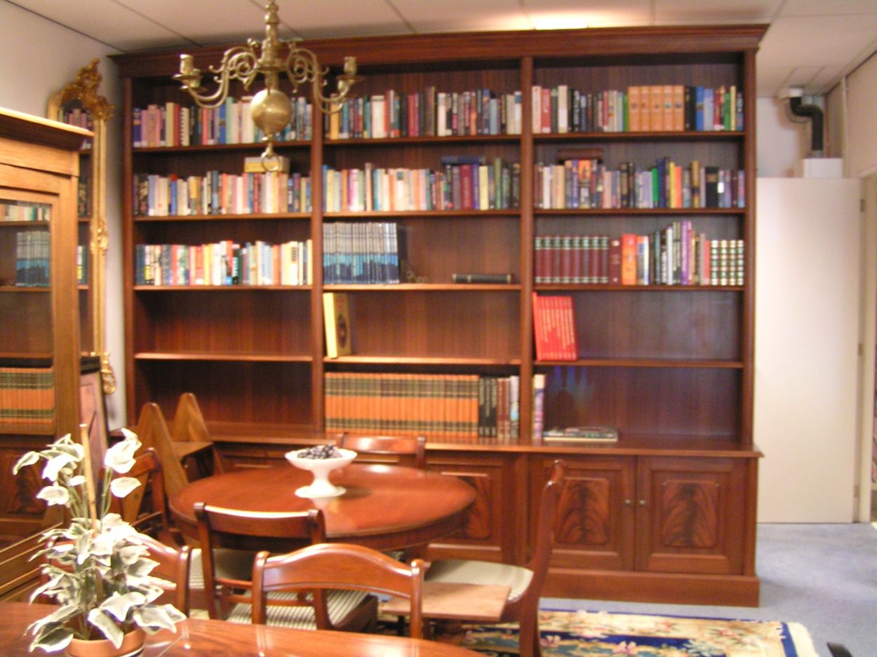 Verkocht. 016000 Grote Massief Mahoniehouten Klassieke Bibliotheek/Boekenkast
H: 2.75m x B: 3.30m x D: 53cm

In nieuwstaat

Topstuk!
Keywords: artikelnr. 016000 Grote Massief Mahoniehouten Klassieke Bibliotheek/Boekenkast: prijs op aanvraag