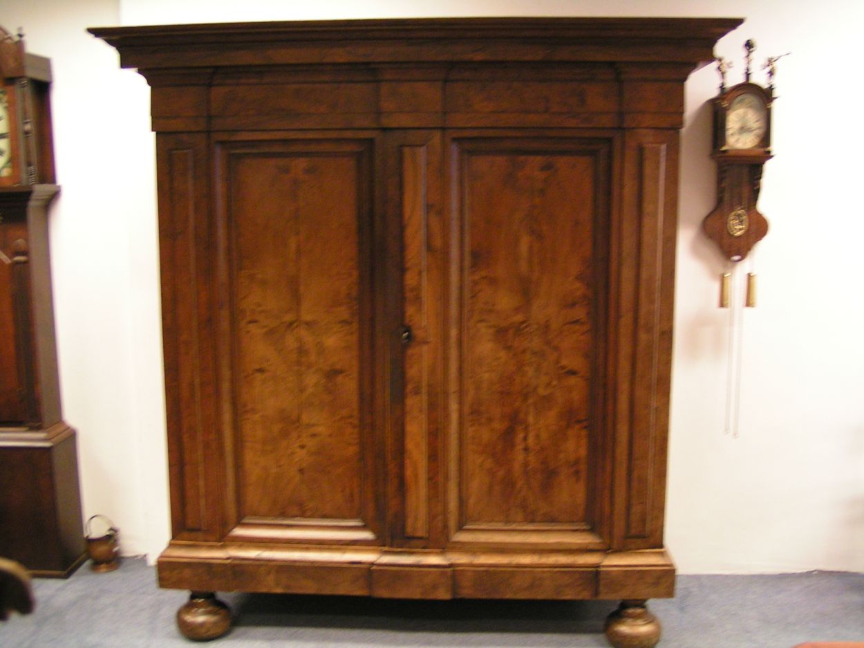 Verkocht artikelnr. 00723 Pastoorskast Noten Antiek 1750
in zeer goede staat, Antiek topstuk.

AFMETINGEN: Breedte kap: 1.92 m x breedte kast zelf: 1.63cm x hoog: 1.97m x d: 60cm
Keywords: Pastoorskast Noten Antiek 1750