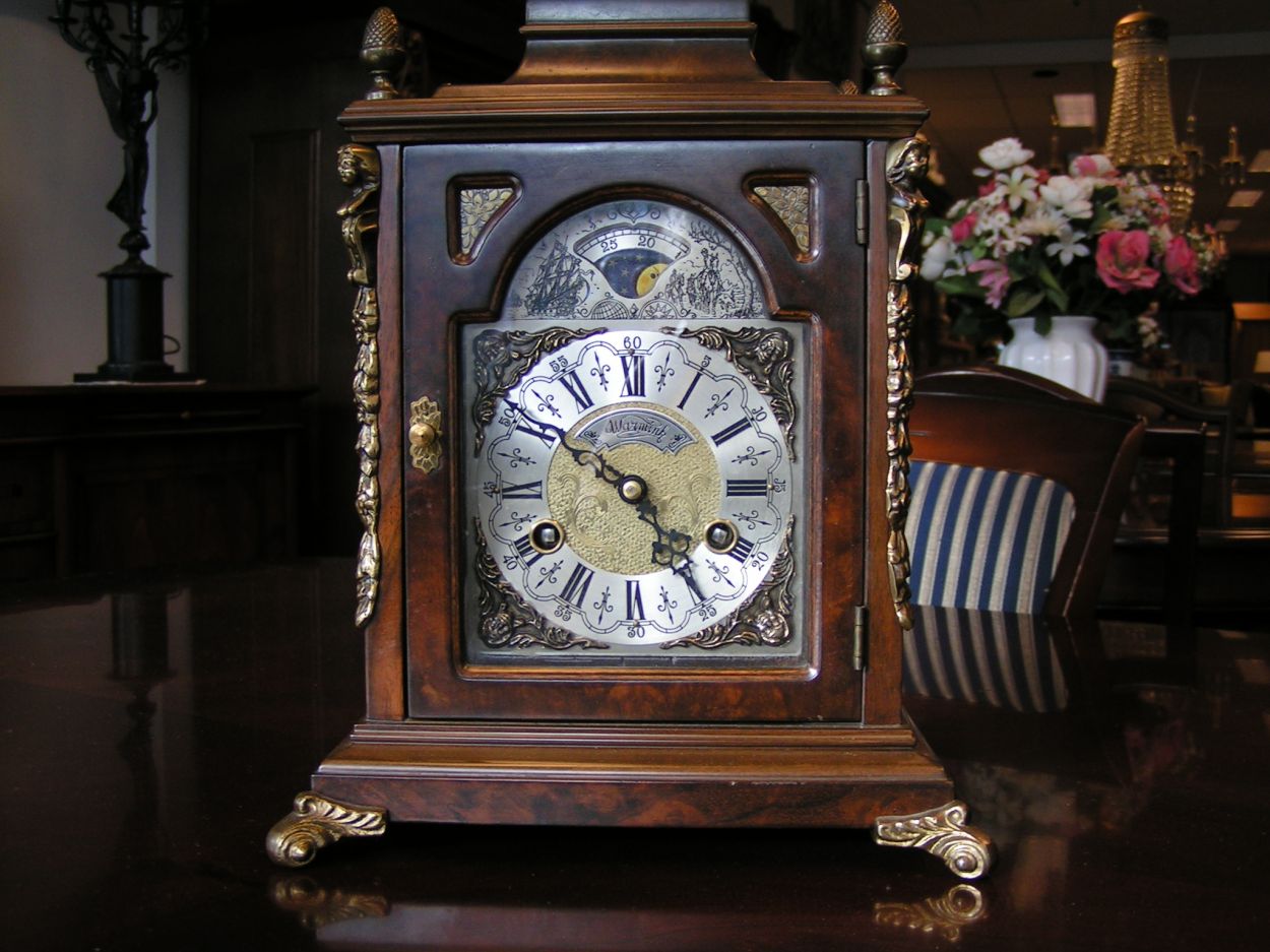 Verkocht artikelnr. 1600223 Wortelnoten Tafel Klokje
WUBA Talfelklokje.

Zon- en Maanaanduiding.

2 tonig Uurwerk

Loopt perfect, in zeer goede staat.

Met garantie, bon van juwelier erbij.

H: 35cm x B: 23cm D: 17cm
Keywords: Wortelnoten Tafel Klokje