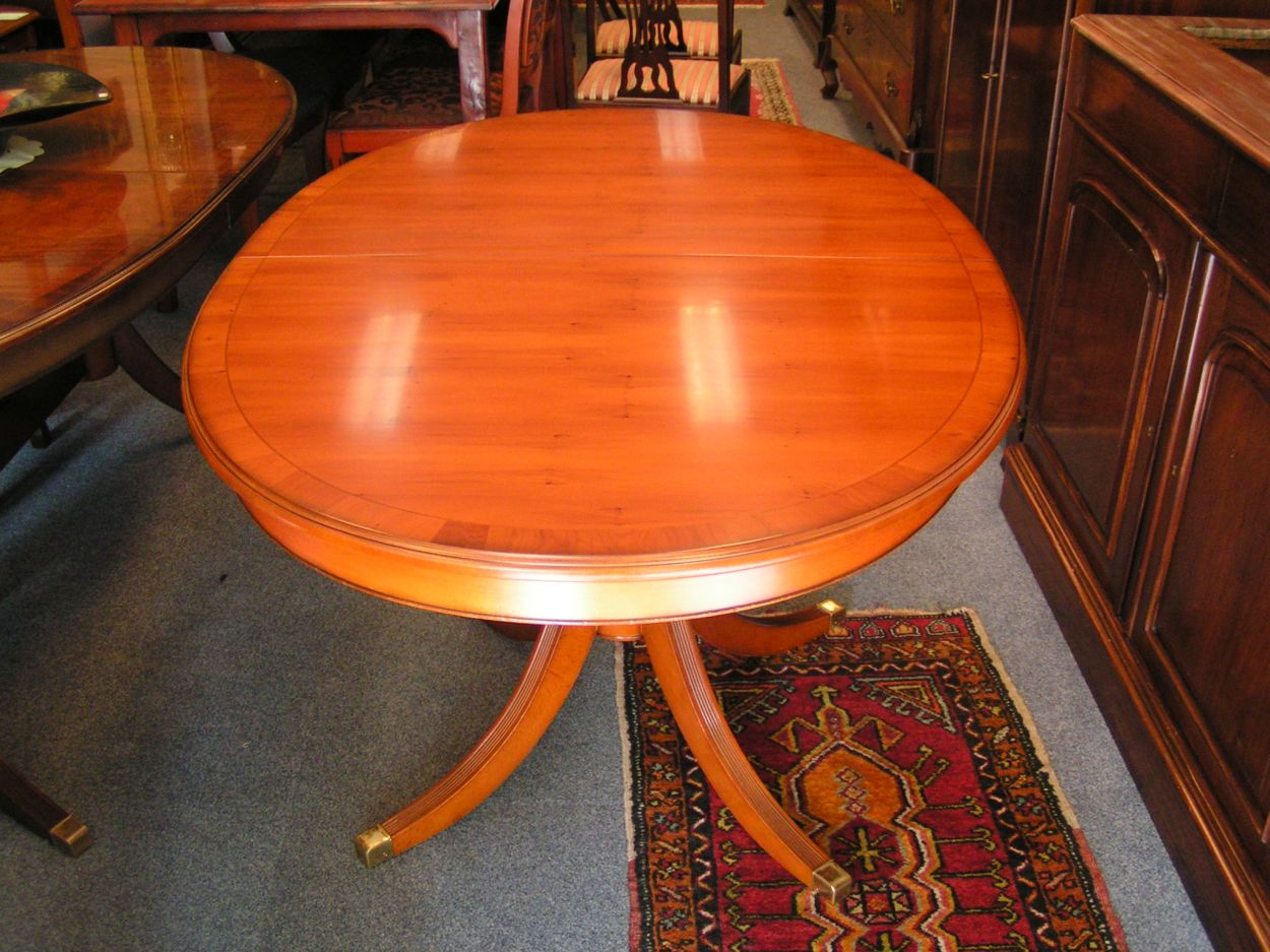 Verkocht artikelnr. 0014000 Heldense Uitschuifbare Ovale Taxus Eetkamertafel
in nieuwstaat.

L: 1.35m x B: 95cm x uitschuifbaar 45cm

Taxus intarsia ingelegd.

evt. met diverse setjes bijpassende Heldense Stoelen naar keuze.
Keywords: Heldense Uitschuifbare Ovale Taxus Eetkamertafel