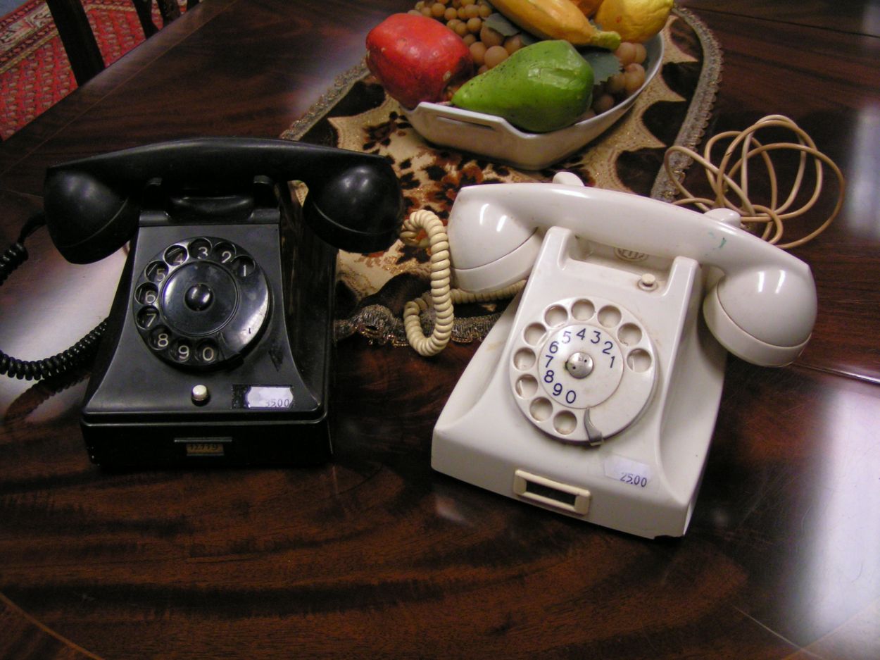 artikelnr. 00918 Ouderwetse Telefoons: prijs zie omschrijving 
zwart model: 35 euro
wit model 25 euro
Keywords: ouderwetse telefoons