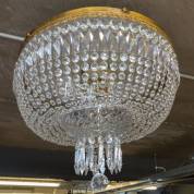 Verkocht artikelnr. 001123 Kristallen zakplafonaire met verguld metalen montuur
Klassieke Kroonluchter, in nieuwstaat.

diameter: 70cm

hoogte: 45cm
Keywords: Kristallen zakplafonaire met verguld metalen montuur